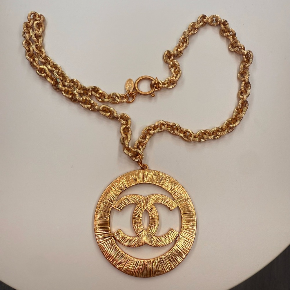 ✨Vintage Chanel XL Medallion Necklace ✨ - Picture 4 of 9